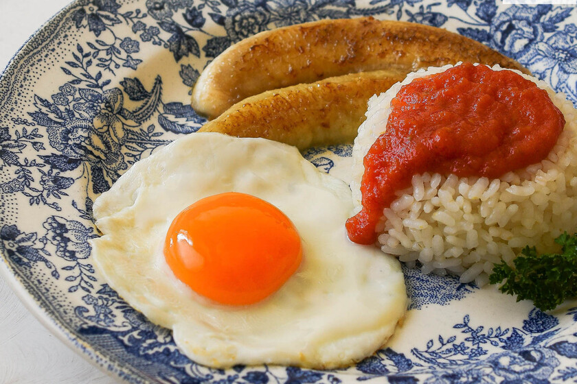 arroz cubano con salsa de tomate