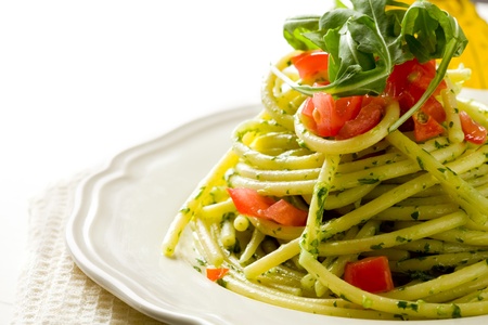 fideos con salsa de pesto y tomate cherry