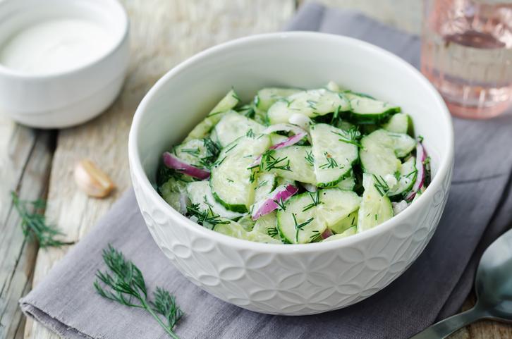 ensalada de pepino y yogurt griego