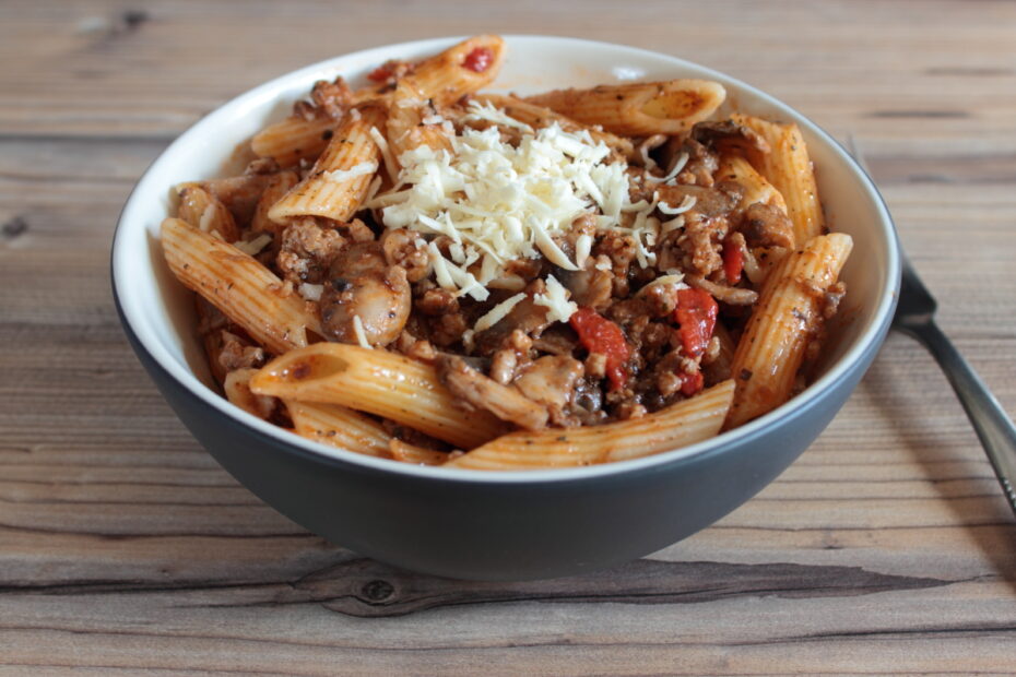 fideos con salsa de carne y champinones