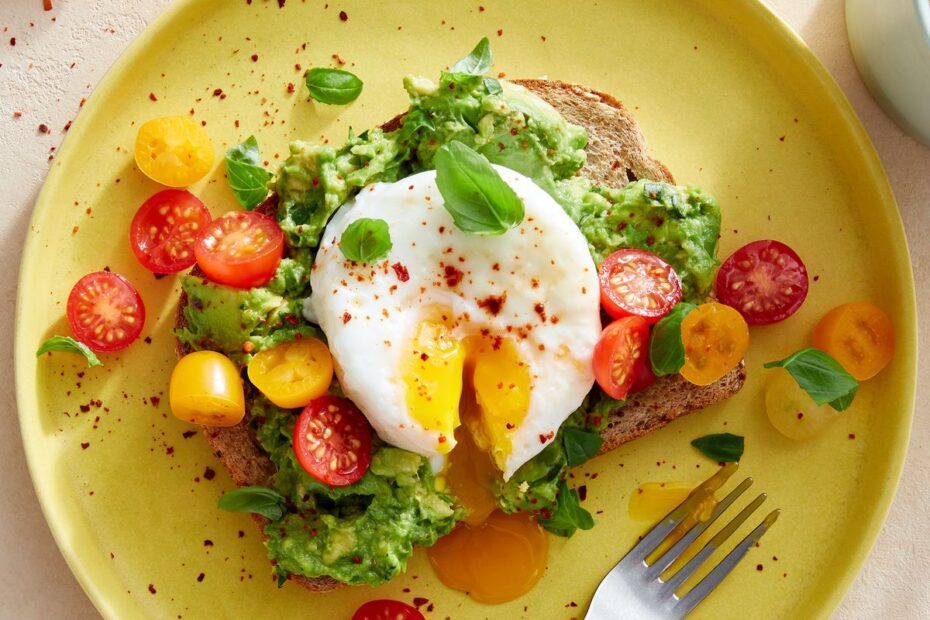 Tostadas con Aguacate y Huevos Poché