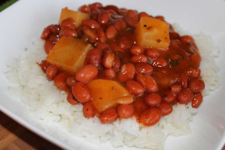 arroz con habichuelas y salsa criolla