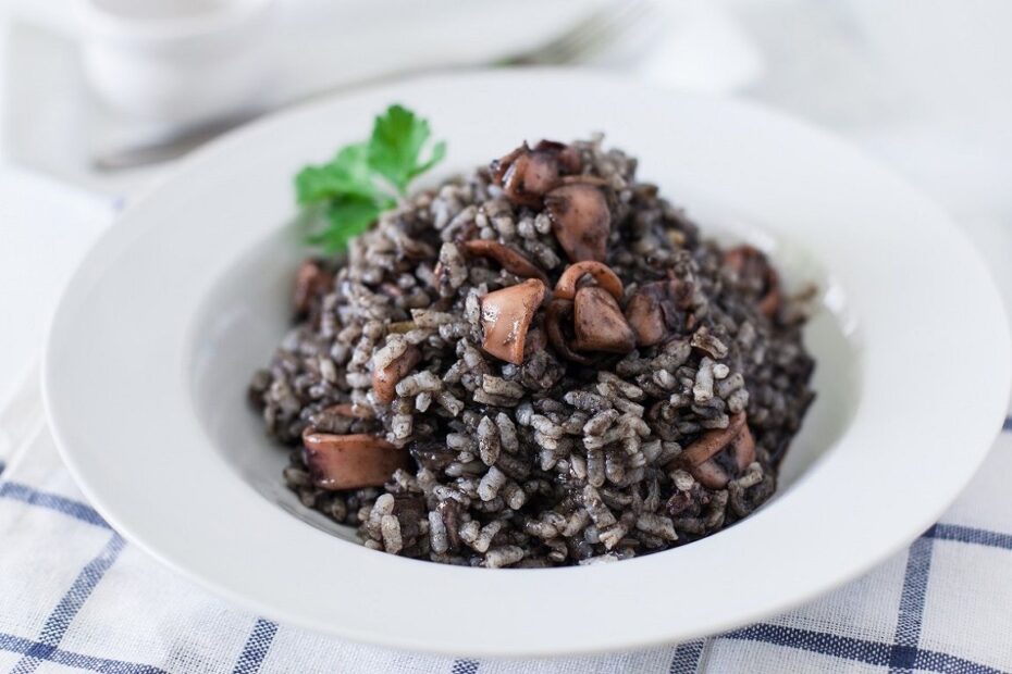 Arroz Negro con Calamares en Salsa de Ajo