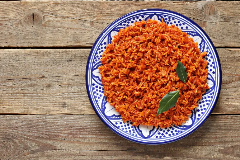 arroz jollof con salsa de tomate picante