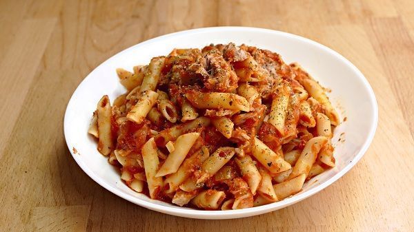 fideos con salsa de tomate y atun