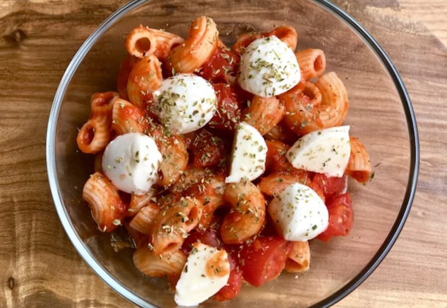 macarrones con tomate y mozzarella