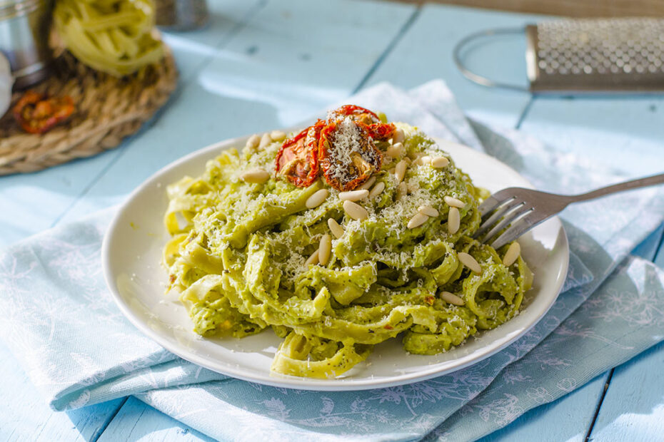 fideos con pesto de aguacate